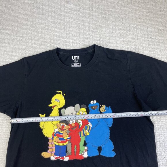 Kaws x Uniqlo Sesame Street Men’s T-shirt Black Elmo Bert Ernie Size L Read* - Picture 14 of 16